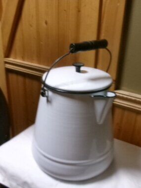 vtg 9 in enamelware pot kettle lid bail handle spout and back handle VGUC
